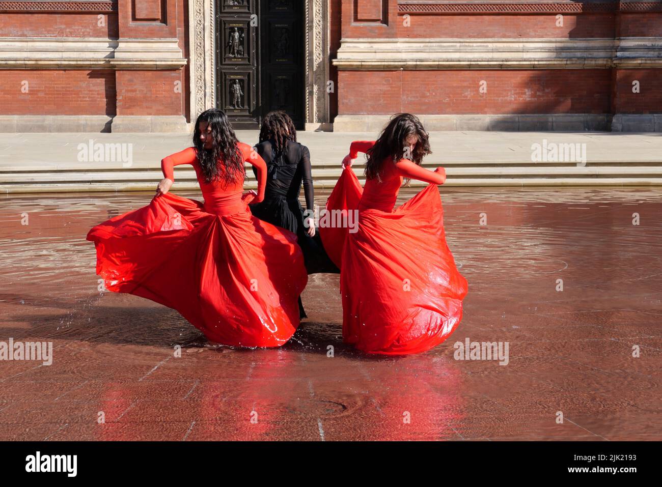 Eine Tanzperformance eröffnet die Installation 'What is Seen and What is Not - Osman Yousefzada' im V&A. Tanz konzipiert und in Auftrag gegeben von Osman Yousefzada in Zusammenarbeit mit Dixon MBI und dem kreativen Produzenten Farooq Choudary mit Kostümen von Osman Yousefzada Stockfoto