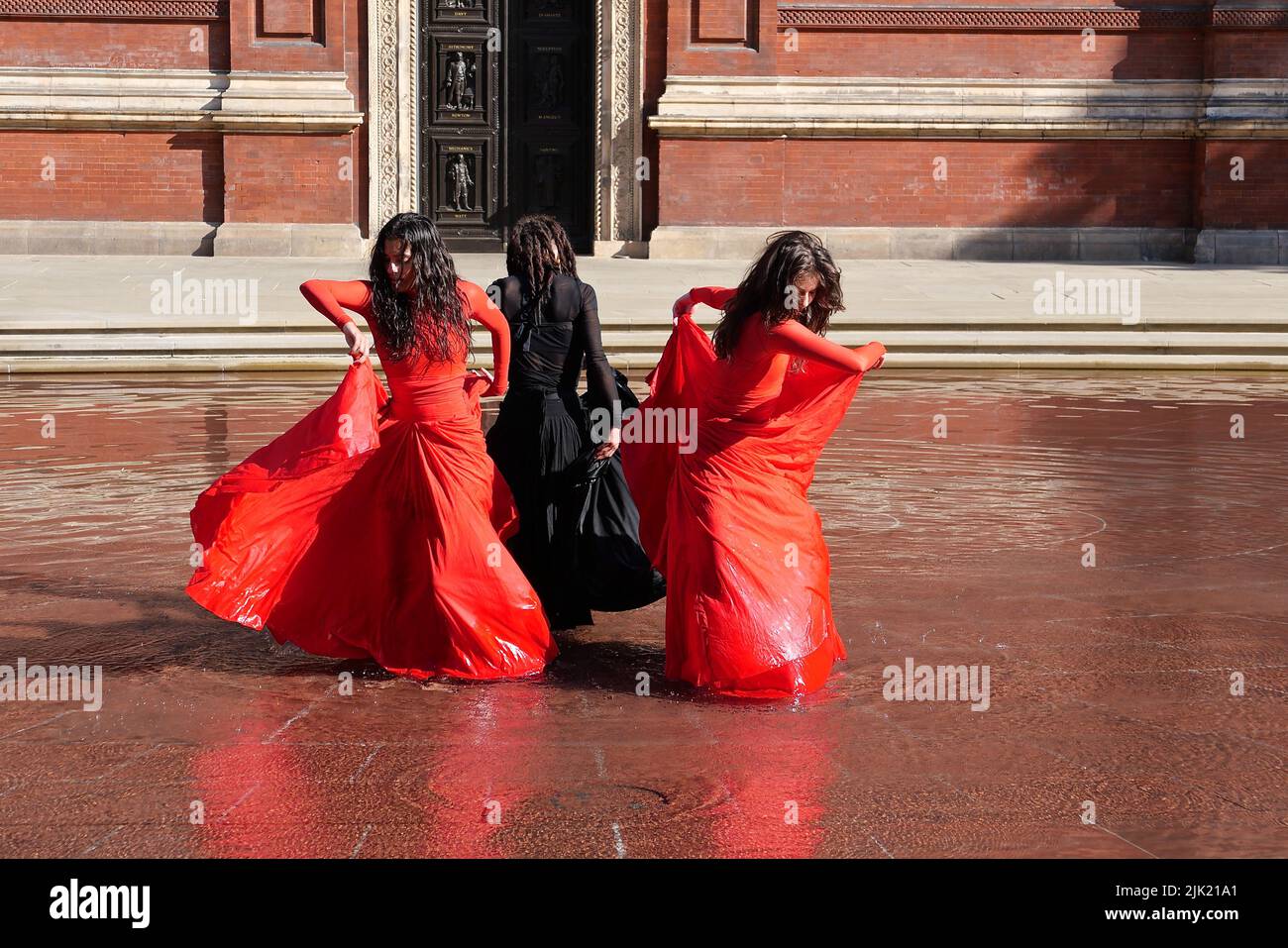 Eine Tanzperformance eröffnet die Installation 'What is Seen and What is Not - Osman Yousefzada' im V&A. Tanz konzipiert und in Auftrag gegeben von Osman Yousefzada in Zusammenarbeit mit Dixon MBI und dem kreativen Produzenten Farooq Choudary mit Kostümen von Osman Yousefzada Stockfoto