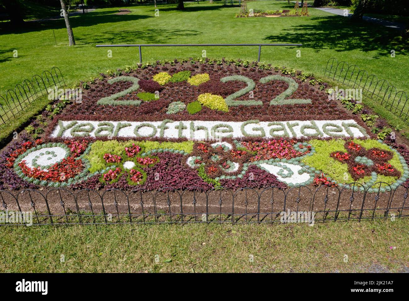 Schild mit Blumenbeet im Halifax Public Garden Stockfoto