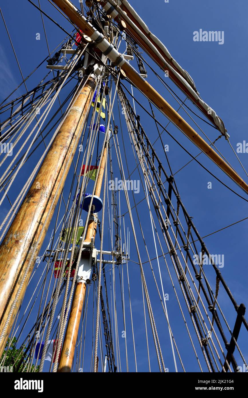 Mast und Takelage auf einem hohen Segelschiff Stockfoto
