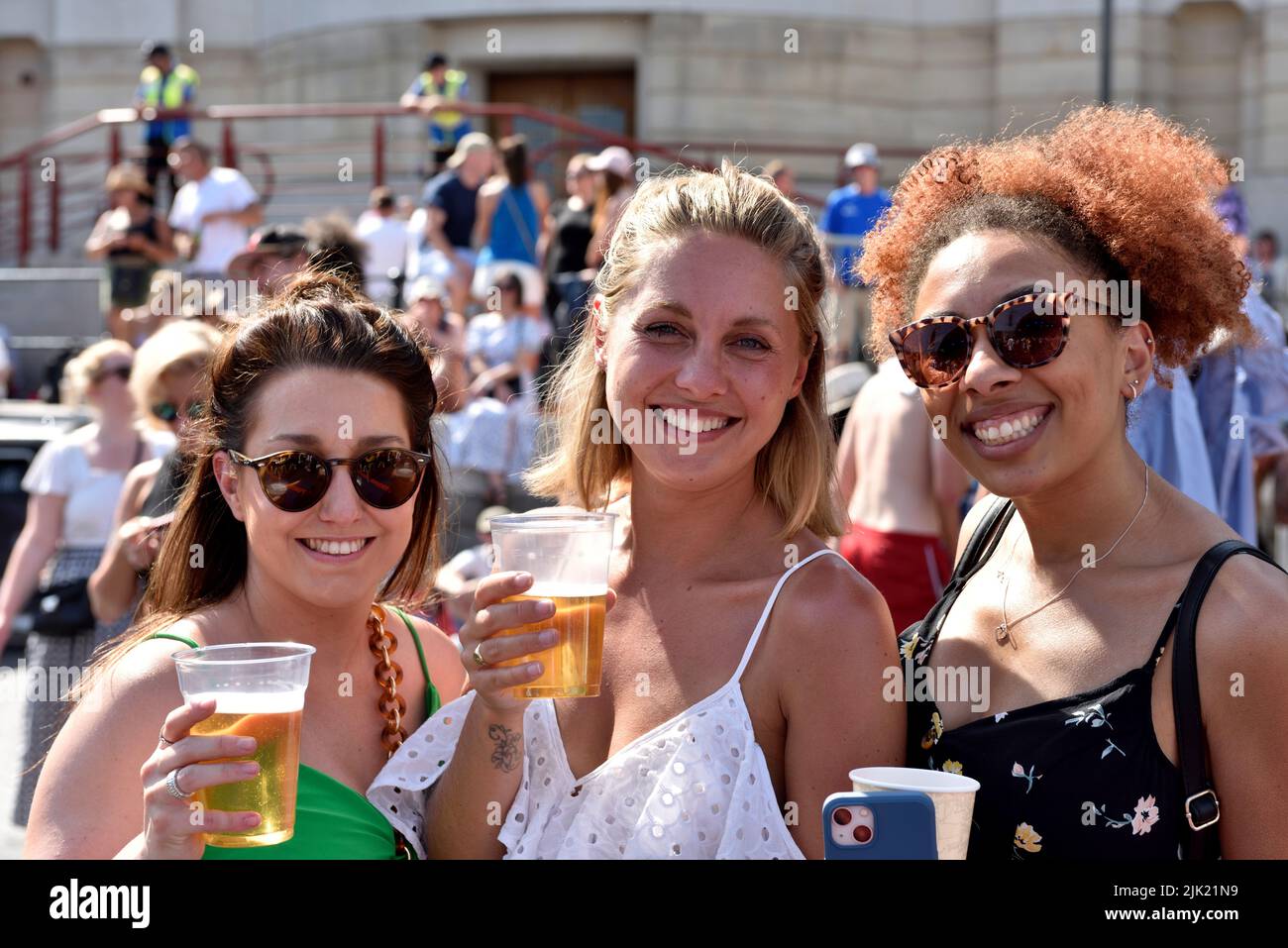 Drei glückliche Frauen beim Bristol Harbour Festival in Großbritannien Stockfoto