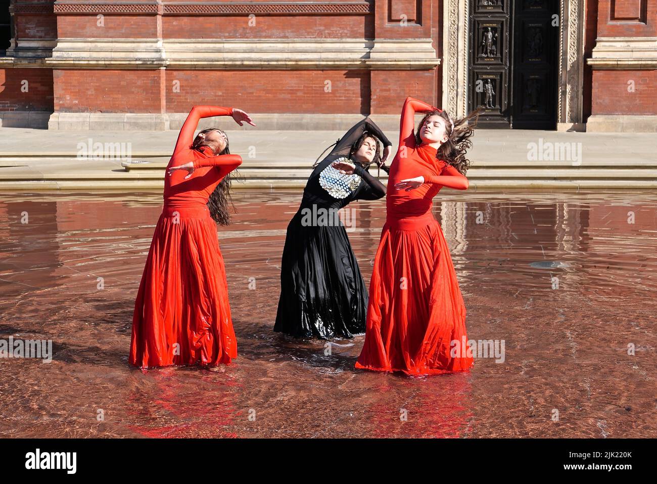 Eine Tanzperformance eröffnet die Installation 'What is Seen and What is Not - Osman Yousefzada' im V&A. Tanz konzipiert und in Auftrag gegeben von Osman Yousefzada in Zusammenarbeit mit Dixon MBI und dem kreativen Produzenten Farooq Choudary mit Kostümen von Osman Yousefzada Stockfoto