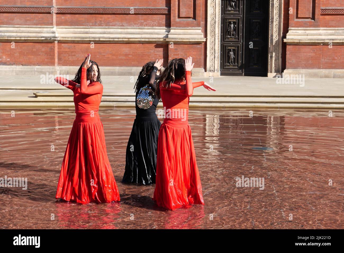 Eine Tanzperformance eröffnet die Installation 'What is Seen and What is Not - Osman Yousefzada' im V&A. Tanz konzipiert und in Auftrag gegeben von Osman Yousefzada in Zusammenarbeit mit Dixon MBI und dem kreativen Produzenten Farooq Choudary mit Kostümen von Osman Yousefzada Stockfoto