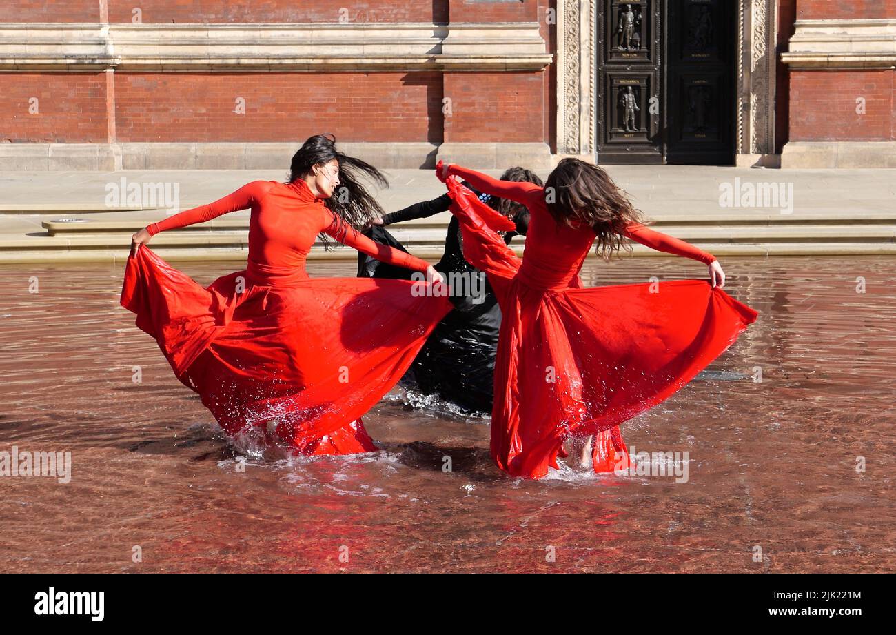 Eine Tanzperformance eröffnet die Installation 'What is Seen and What is Not - Osman Yousefzada' im V&A. Tanz konzipiert und in Auftrag gegeben von Osman Yousefzada in Zusammenarbeit mit Dixon MBI und dem kreativen Produzenten Farooq Choudary mit Kostümen von Osman Yousefzada Stockfoto