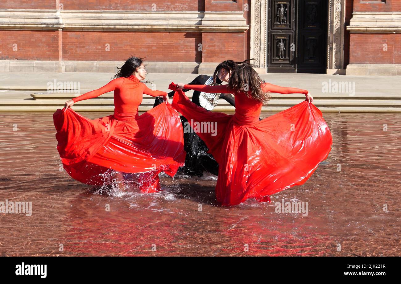 Eine Tanzperformance eröffnet die Installation 'What is Seen and What is Not - Osman Yousefzada' im V&A. Tanz konzipiert und in Auftrag gegeben von Osman Yousefzada in Zusammenarbeit mit Dixon MBI und dem kreativen Produzenten Farooq Choudary mit Kostümen von Osman Yousefzada Stockfoto