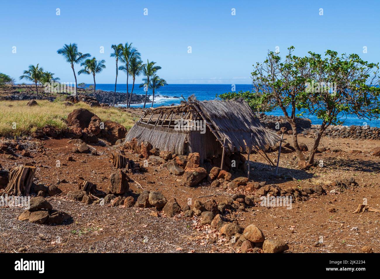 Eine Struktur im Lapakahi State Historical Park, einem alten hawaiianischen Fischerdorf auf der Big Island von Hawaii, USA, mit dem Pazifischen Ozean. Stockfoto