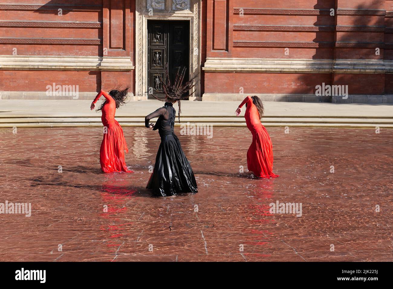 Eine Tanzperformance eröffnet die Installation 'What is Seen and What is Not - Osman Yousefzada' im V&A. Tanz konzipiert und in Auftrag gegeben von Osman Yousefzada in Zusammenarbeit mit Dixon MBI und dem kreativen Produzenten Farooq Choudary mit Kostümen von Osman Yousefzada Stockfoto