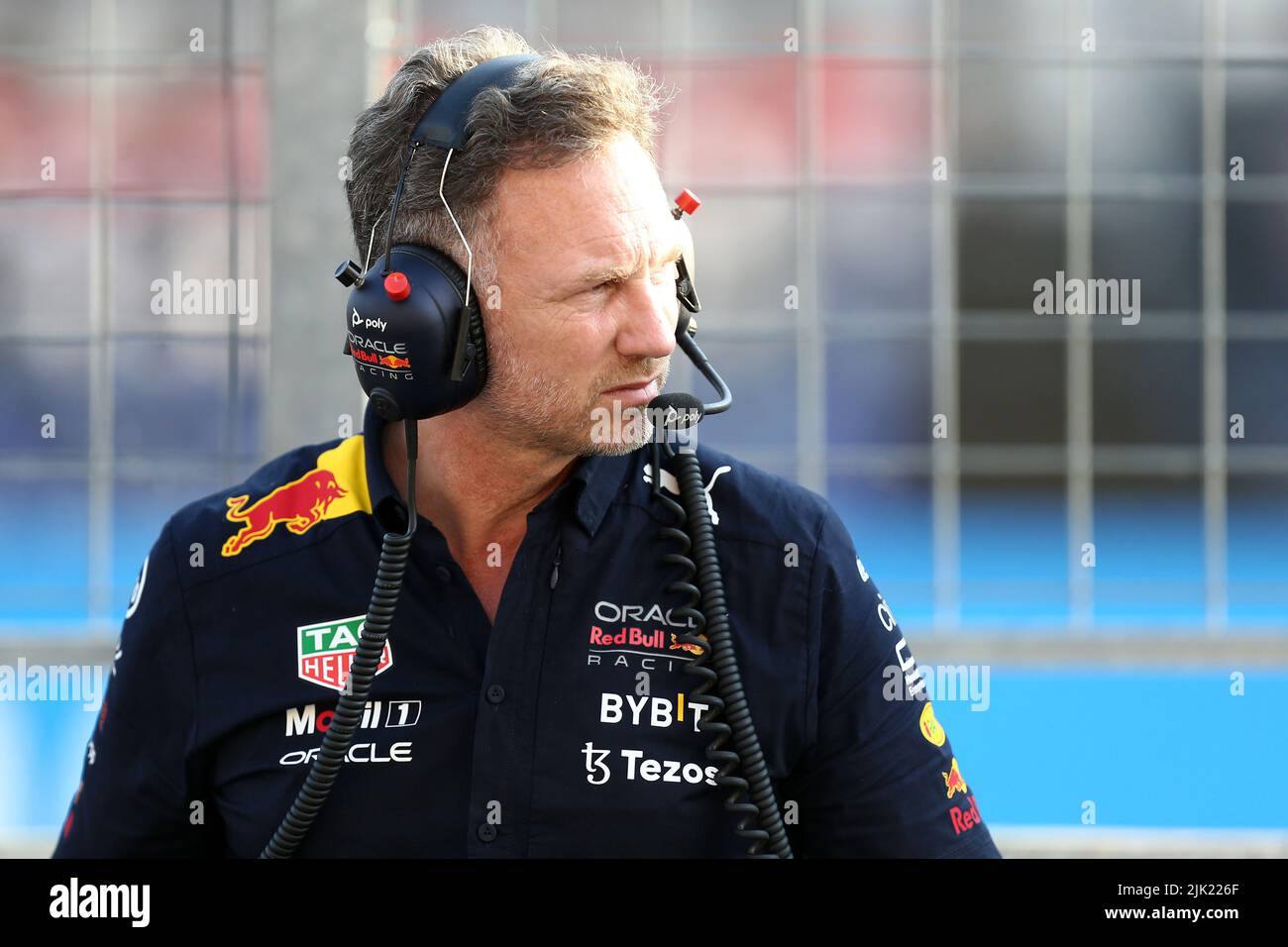 Budapest, Ungarn. 29.. Juli 2022. Christian Horner von Red Bull Racing blickt beim Training vor dem Grand Prix von Ungarn F1 auf dem Hungaroring am 29. Juli 2022 in Mogyorod, Ungarn, auf. Quelle: Marco Canoniero/Alamy Live News Stockfoto