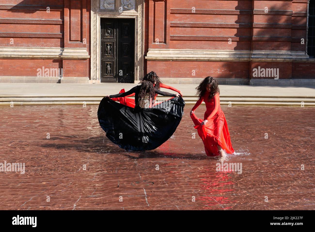 Eine Tanzperformance eröffnet die Installation 'What is Seen and What is Not - Osman Yousefzada' im V&A. Tanz konzipiert und in Auftrag gegeben von Osman Yousefzada in Zusammenarbeit mit Dixon MBI und dem kreativen Produzenten Farooq Choudary mit Kostümen von Osman Yousefzada Stockfoto