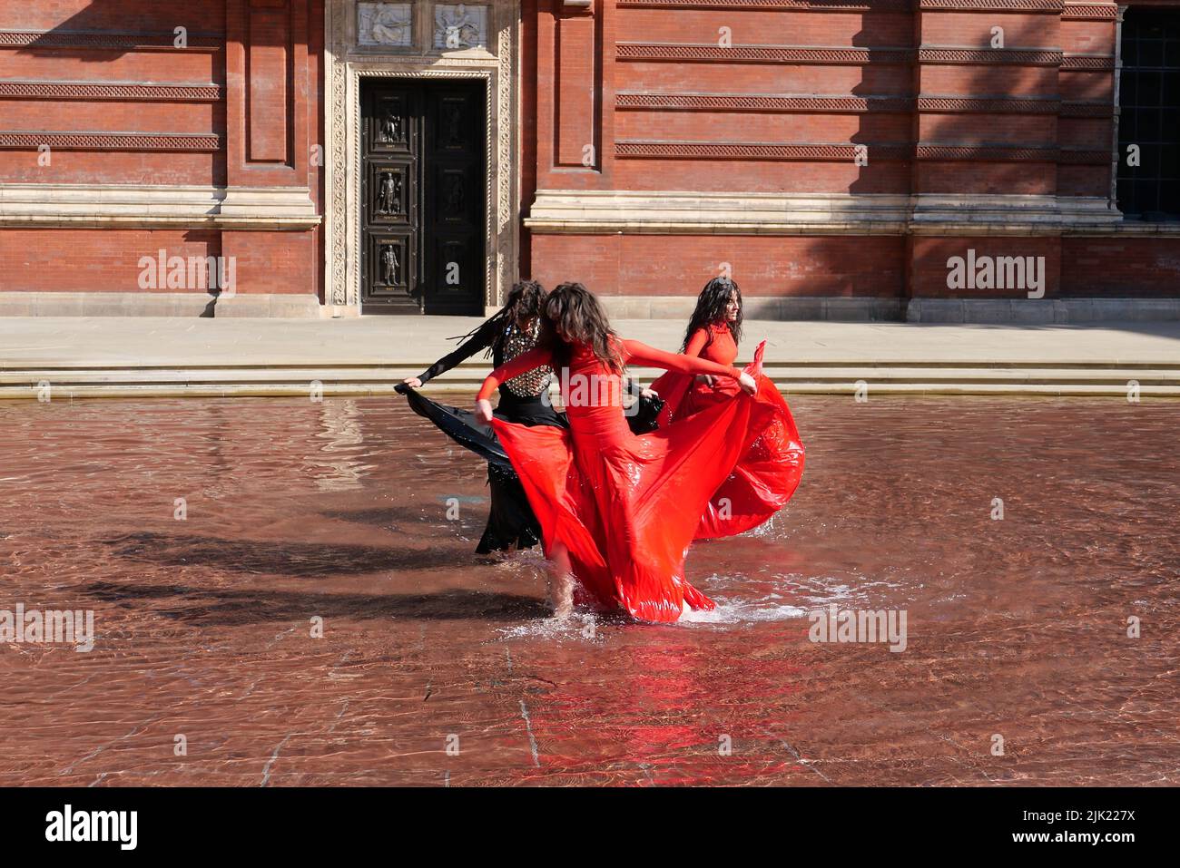 Eine Tanzperformance eröffnet die Installation 'What is Seen and What is Not - Osman Yousefzada' im V&A. Tanz konzipiert und in Auftrag gegeben von Osman Yousefzada in Zusammenarbeit mit Dixon MBI und dem kreativen Produzenten Farooq Choudary mit Kostümen von Osman Yousefzada Stockfoto