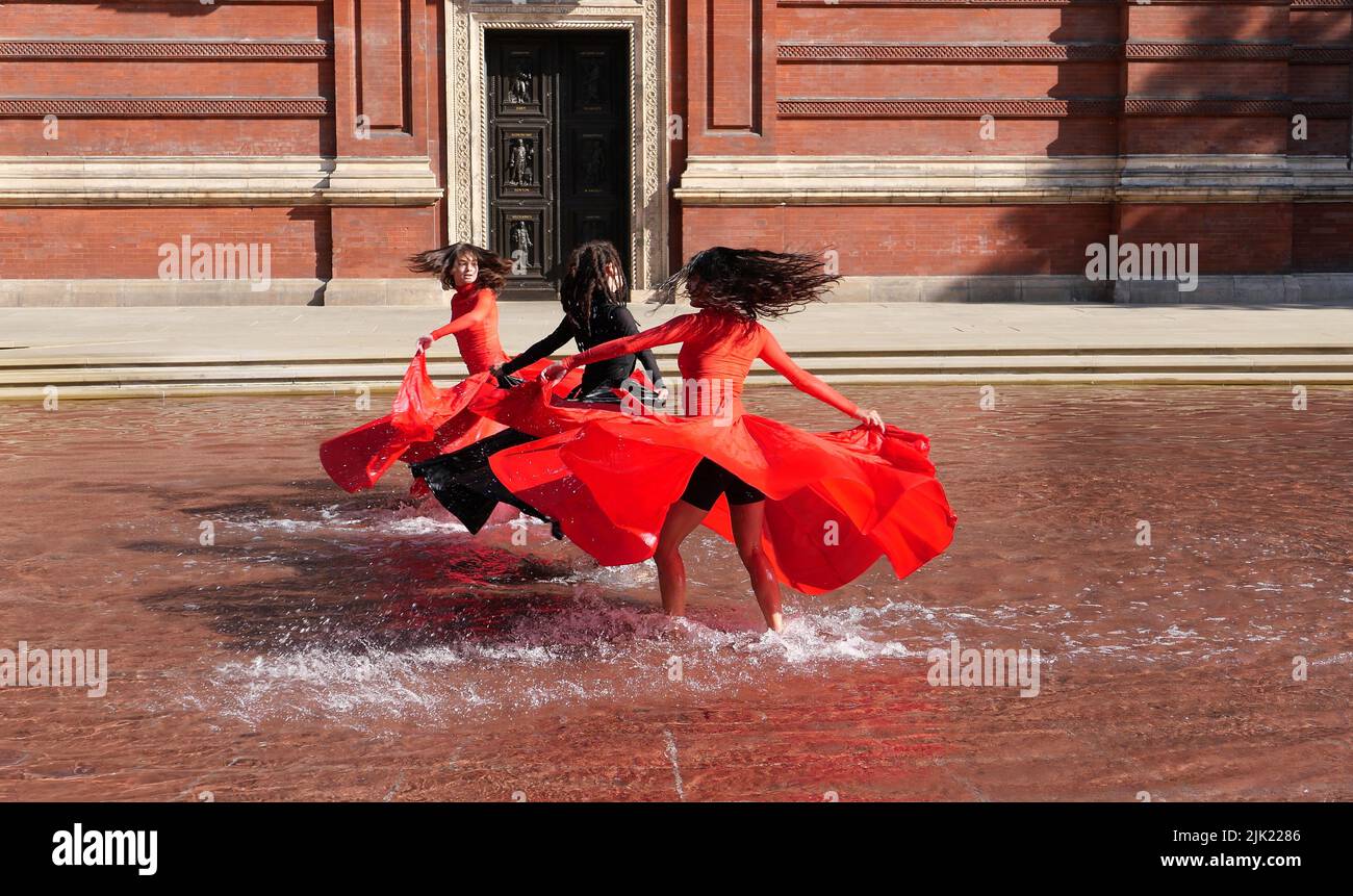 Eine Tanzperformance eröffnet die Installation 'What is Seen and What is Not - Osman Yousefzada' im V&A. Tanz konzipiert und in Auftrag gegeben von Osman Yousefzada in Zusammenarbeit mit Dixon MBI und dem kreativen Produzenten Farooq Choudary mit Kostümen von Osman Yousefzada Stockfoto