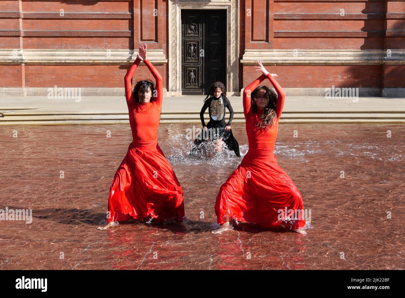 Eine Tanzperformance eröffnet die Installation 'What is Seen and What is Not - Osman Yousefzada' im V&A. Tanz konzipiert und in Auftrag gegeben von Osman Yousefzada in Zusammenarbeit mit Dixon MBI und dem kreativen Produzenten Farooq Choudary mit Kostümen von Osman Yousefzada Stockfoto