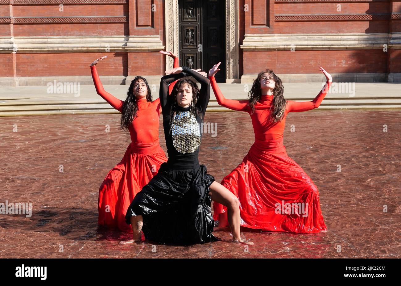 Eine Tanzperformance eröffnet die Installation 'What is Seen and What is Not - Osman Yousefzada' im V&A. Tanz konzipiert und in Auftrag gegeben von Osman Yousefzada in Zusammenarbeit mit Dixon MBI und dem kreativen Produzenten Farooq Choudary mit Kostümen von Osman Yousefzada Stockfoto