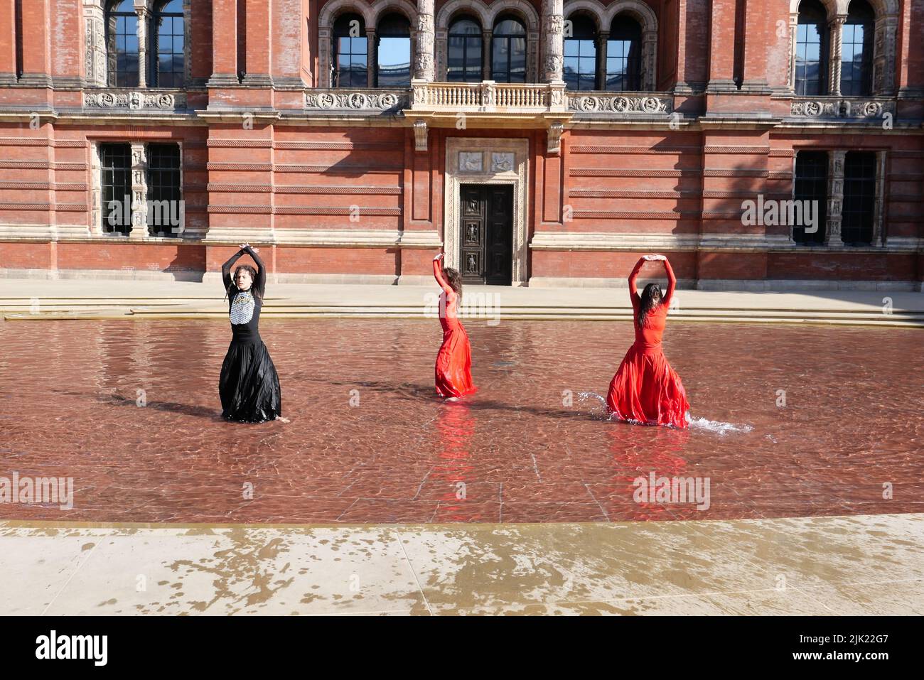 Eine Tanzperformance eröffnet die Installation 'What is Seen and What is Not - Osman Yousefzada' im V&A. Tanz konzipiert und in Auftrag gegeben von Osman Yousefzada in Zusammenarbeit mit Dixon MBI und dem kreativen Produzenten Farooq Choudary mit Kostümen von Osman Yousefzada Stockfoto