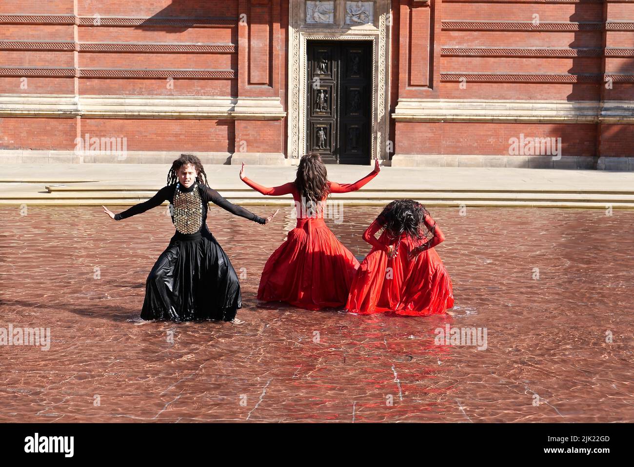 Eine Tanzperformance eröffnet die Installation 'What is Seen and What is Not - Osman Yousefzada' im V&A. Tanz konzipiert und in Auftrag gegeben von Osman Yousefzada in Zusammenarbeit mit Dixon MBI und dem kreativen Produzenten Farooq Choudary mit Kostümen von Osman Yousefzada Stockfoto