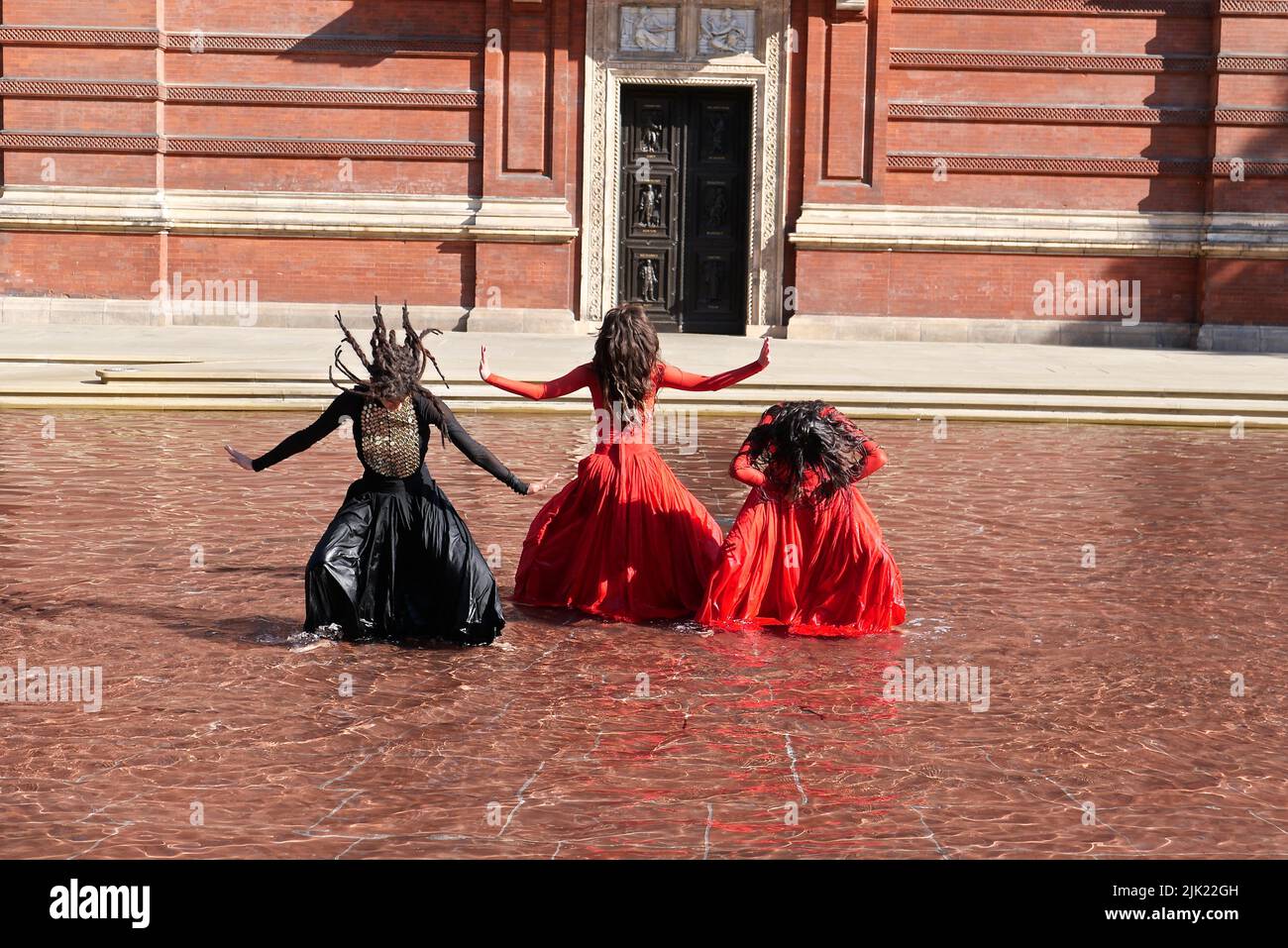 Eine Tanzperformance eröffnet die Installation 'What is Seen and What is Not - Osman Yousefzada' im V&A. Tanz konzipiert und in Auftrag gegeben von Osman Yousefzada in Zusammenarbeit mit Dixon MBI und dem kreativen Produzenten Farooq Choudary mit Kostümen von Osman Yousefzada Stockfoto