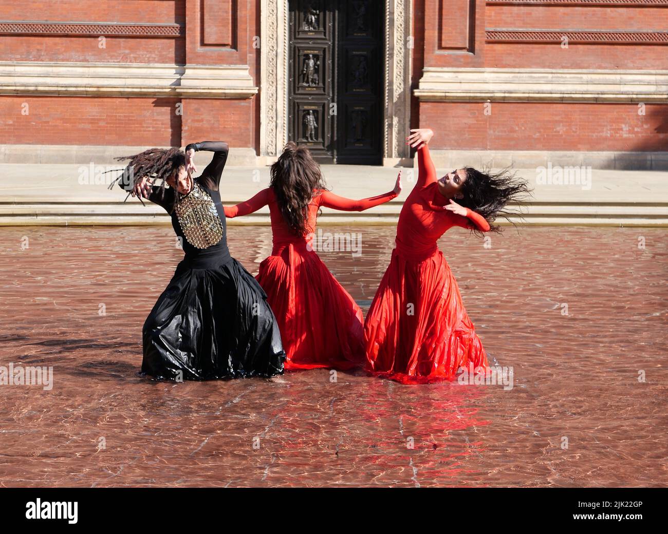 Eine Tanzperformance eröffnet die Installation 'What is Seen and What is Not - Osman Yousefzada' im V&A. Tanz konzipiert und in Auftrag gegeben von Osman Yousefzada in Zusammenarbeit mit Dixon MBI und dem kreativen Produzenten Farooq Choudary mit Kostümen von Osman Yousefzada Stockfoto