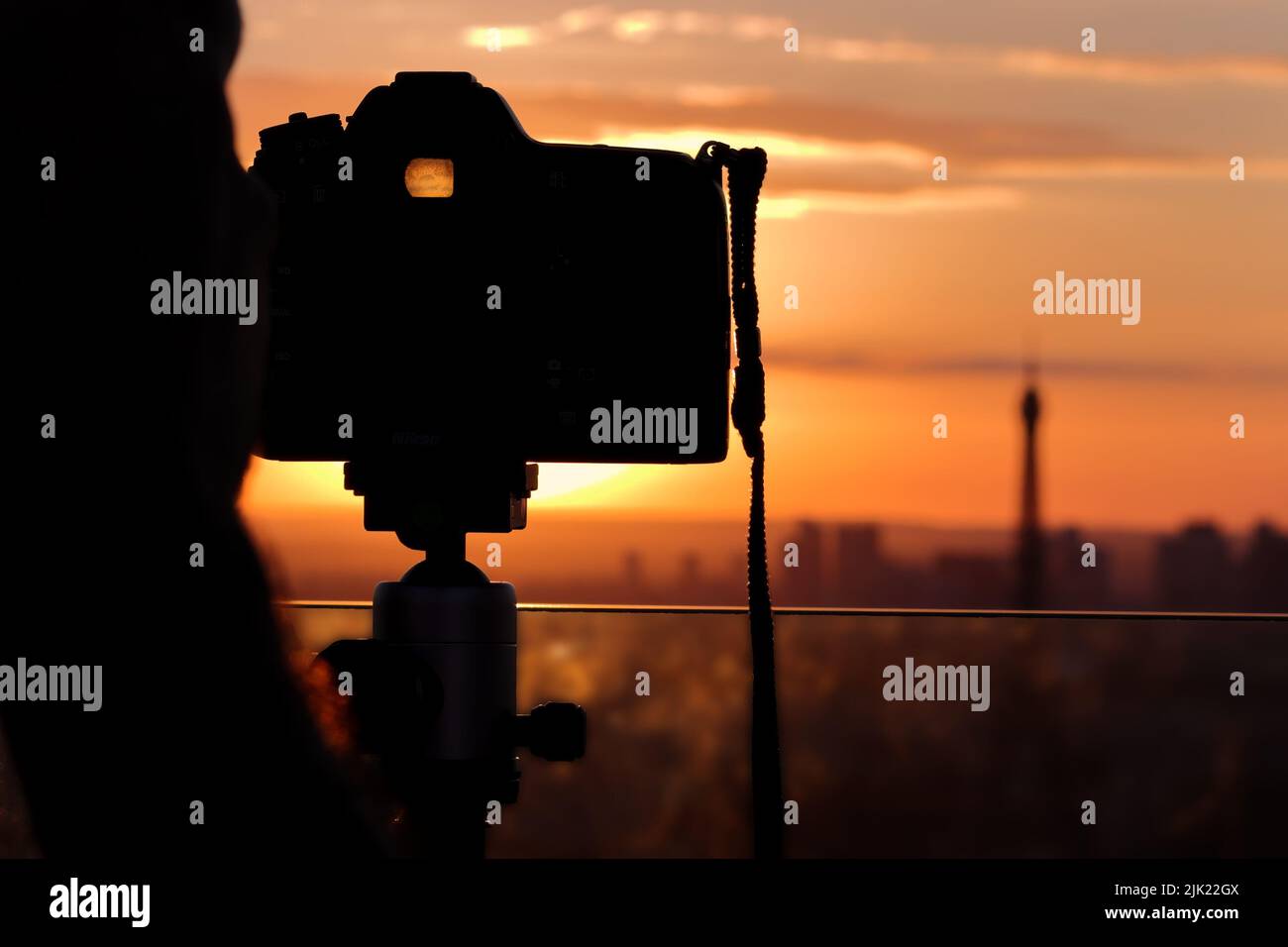 Fotokamera, die Sonnenuntergangsfotos vom Eiffelturm in Paris, Frankreich, macht Stockfoto