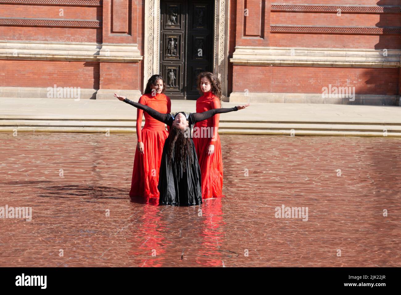 Eine Tanzperformance eröffnet die Installation 'What is Seen and What is Not - Osman Yousefzada' im V&A. Tanz konzipiert und in Auftrag gegeben von Osman Yousefzada in Zusammenarbeit mit Dixon MBI und dem kreativen Produzenten Farooq Choudary mit Kostümen von Osman Yousefzada Stockfoto