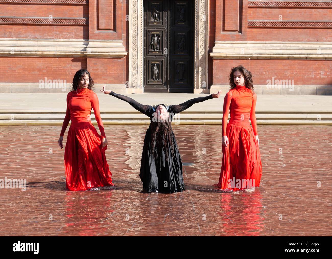 Eine Tanzperformance eröffnet die Installation 'What is Seen and What is Not - Osman Yousefzada' im V&A. Tanz konzipiert und in Auftrag gegeben von Osman Yousefzada in Zusammenarbeit mit Dixon MBI und dem kreativen Produzenten Farooq Choudary mit Kostümen von Osman Yousefzada Stockfoto