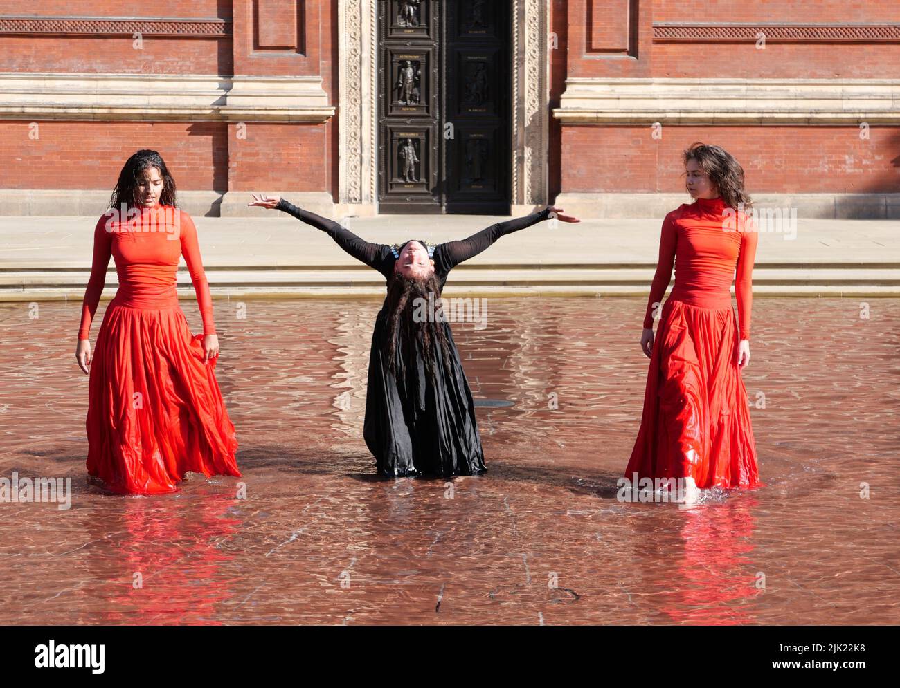 Eine Tanzperformance eröffnet die Installation 'What is Seen and What is Not - Osman Yousefzada' im V&A. Tanz konzipiert und in Auftrag gegeben von Osman Yousefzada in Zusammenarbeit mit Dixon MBI und dem kreativen Produzenten Farooq Choudary mit Kostümen von Osman Yousefzada Stockfoto