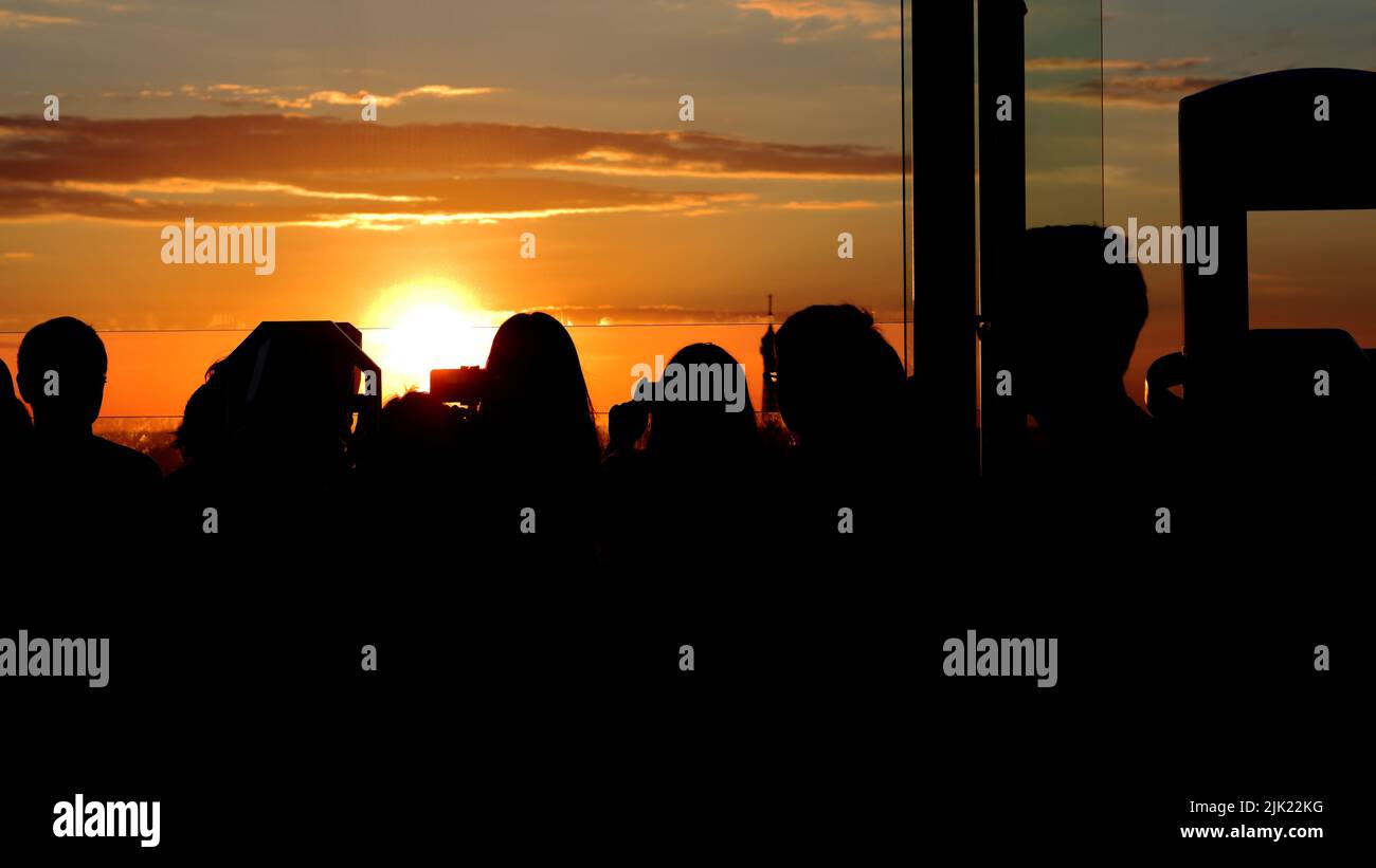 Menschen, die Sonnenuntergänge vom Montparnasse-Turm in Paris, Frankreich, fotografieren Stockfoto