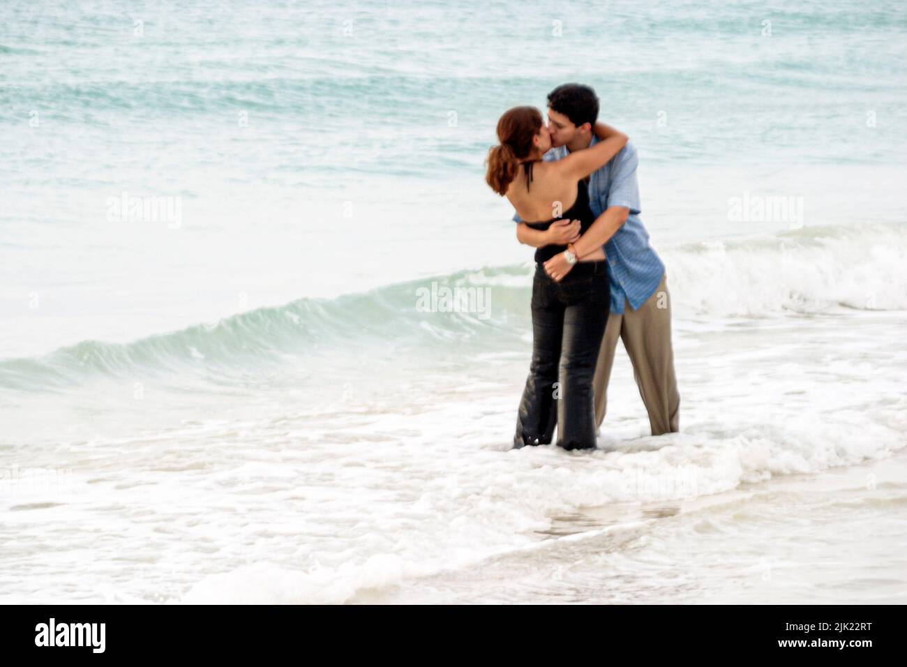 Miami Beach Florida, Atlantic Ocean Shore Küste Küste Küste Küste, junge romantische Paar Erwachsene Mann Frau surfen umarmend küssen Stockfoto