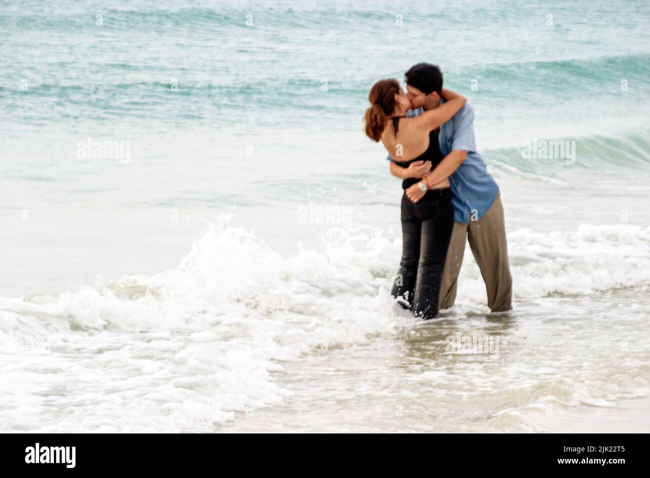 Miami Beach Florida, Atlantic Ocean Shore Küste Küste Küste Küste, junge romantische Paar Erwachsene Mann Frau surfen umarmend küssen Stockfoto