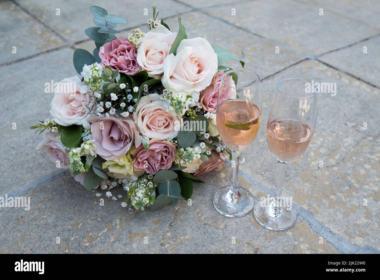 Hochzeitsstrauß Und Rosa Champagner Stockfoto