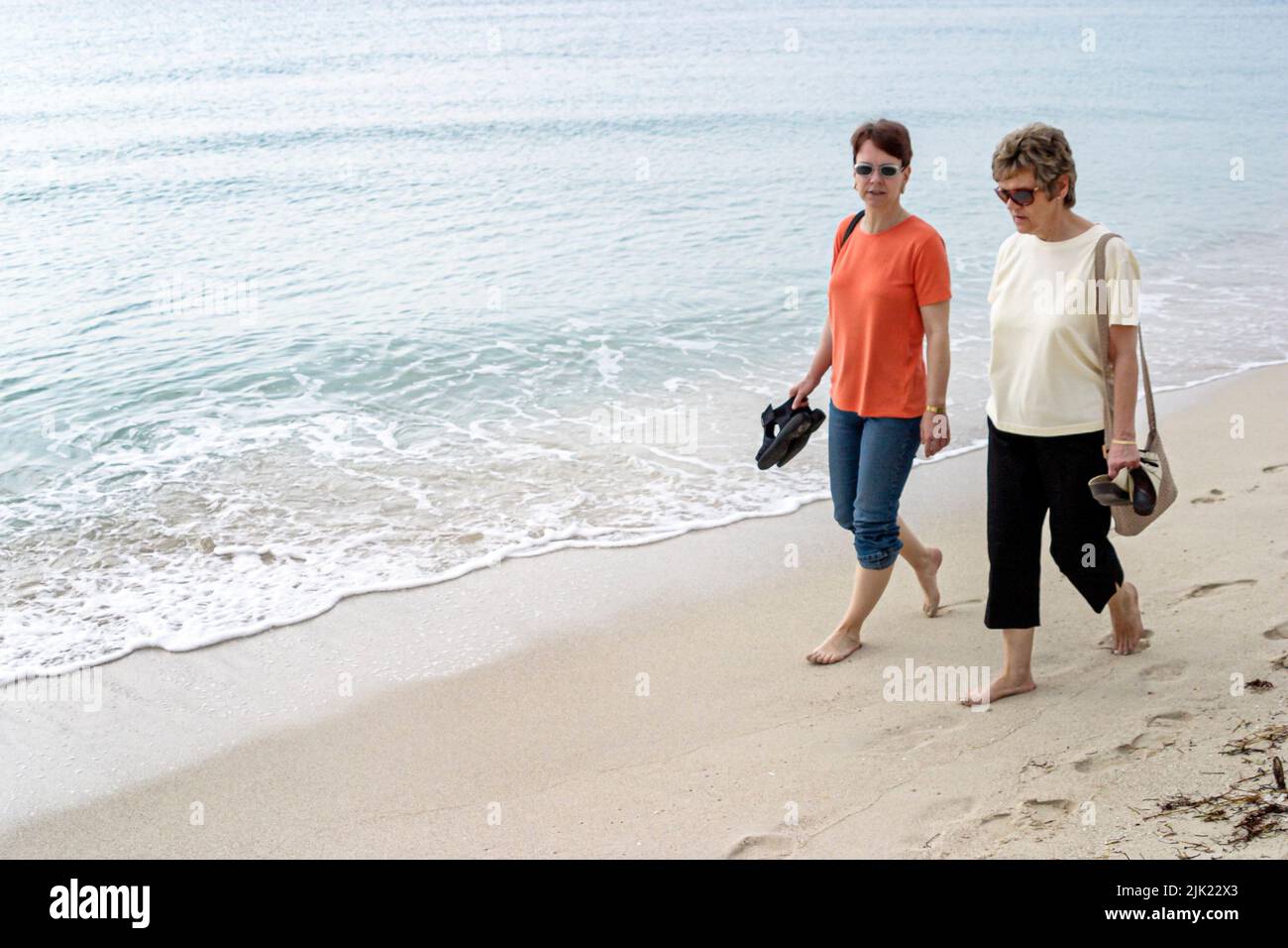Miami Beach, Florida, Atlantikküste Küste Küste Küste Küste, Frauen Freunde reifen Frauen zu Fuß durch Brandung Stockfoto
