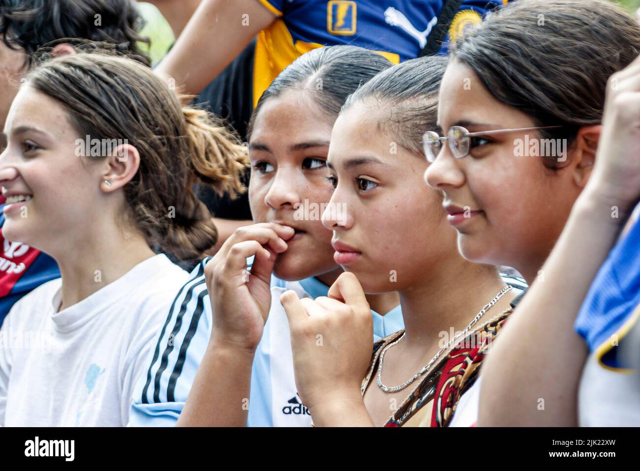 Miami Florida, Bayfront Park, Argentinisches Kulturfestival Festivals Ethnisches Ereignis Hispanic Patriotismus Publikum Teenager Jugendliche Mädchen Freunde beobachten Stockfoto