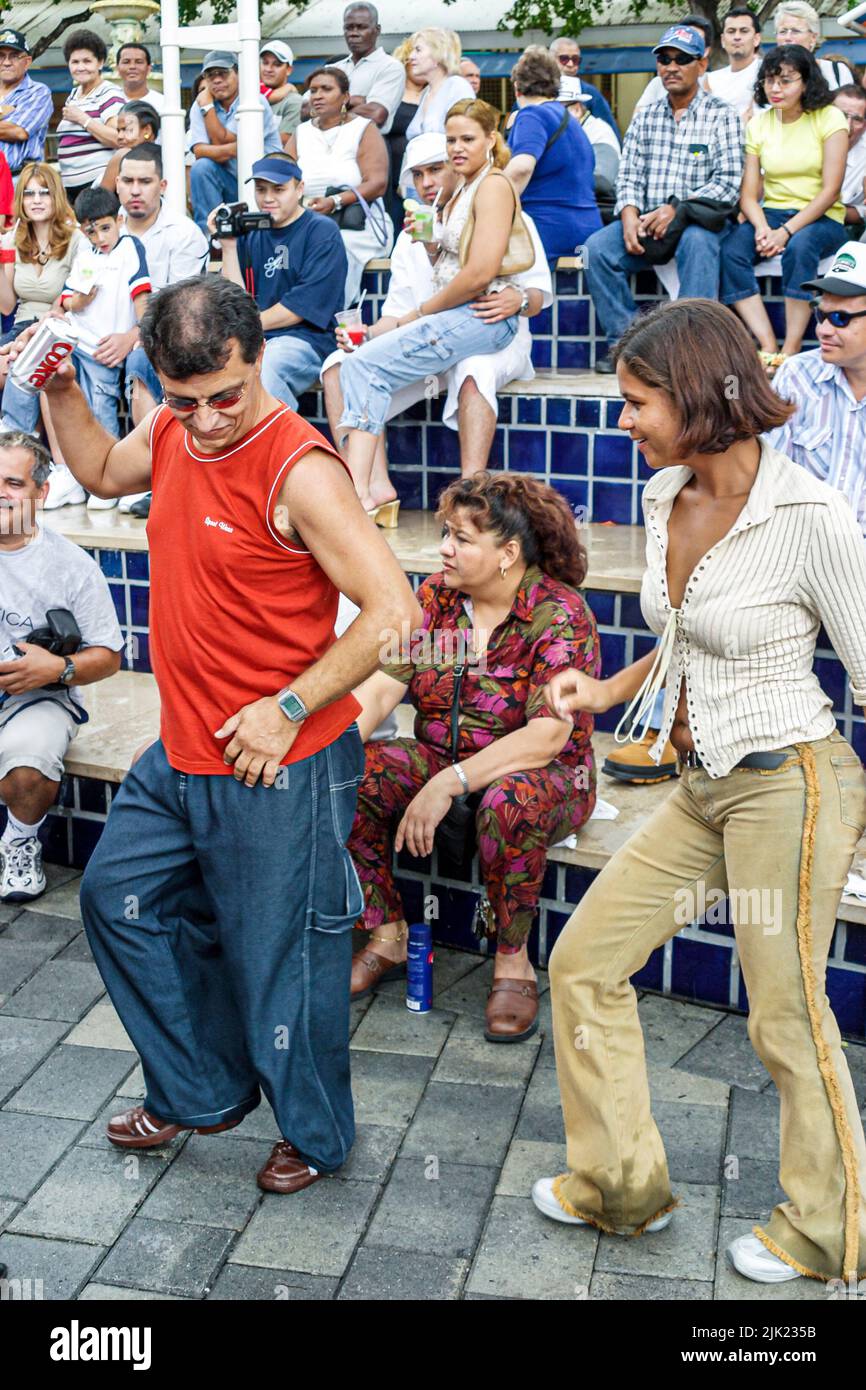 Miami Florida, Bayfront Marketplace Shopping Shopper tanzen tanzen, lateinamerikanisches Latino Paar Mann männlich Frau weibliches Publikum, Gruppenmenschen Person Stockfoto