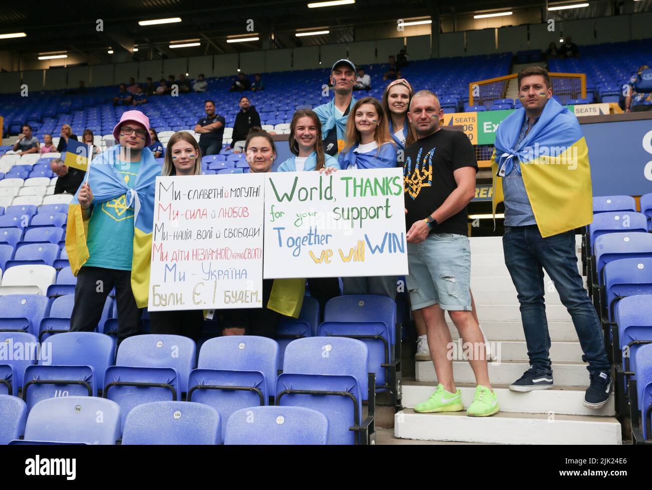 Goodison Park, Liverpool, Großbritannien. 29.. Juli 2022. Fußballfreundlich vor der Saison, Everton FC gegen Dynamo Kiew; ukrainische Anhänger zeigen Banner im Stanley Park End Credit: Action Plus Sports/Alamy Live News Stockfoto