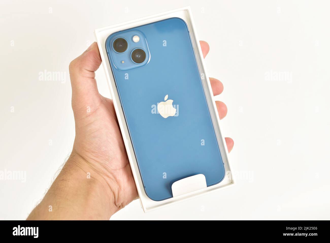 Neu Delhi, Indien - 22. Juni 2022: iphone 13 mini offene Box in der Hand auf weißem Hintergrund Stockfoto