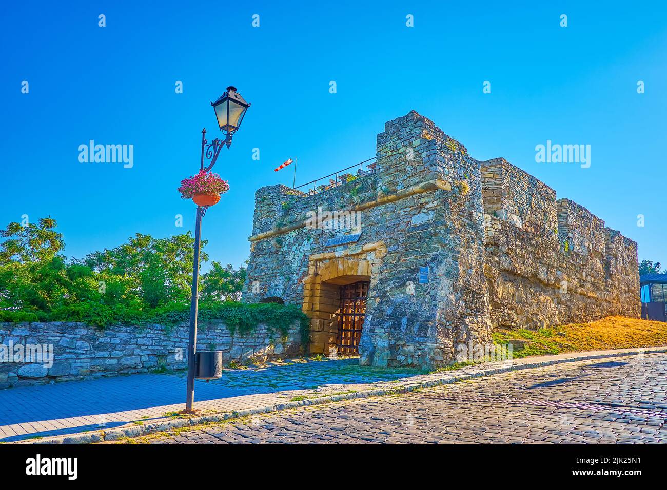 Erhaltenes mittelalterliches Stadttor an der Burgbrücke in Kamianets-Podilskyi, Ukraine Stockfoto