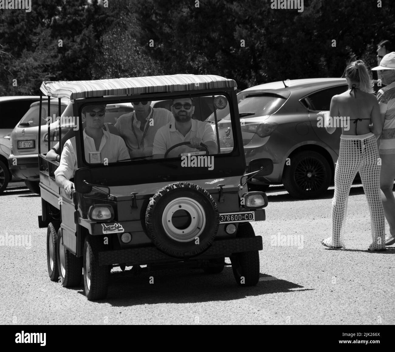 POLTU QUATU - ITALIEN - JUL 9 - 2022 : FIAT 500 LUCERTOLA SPIAGGINA Poltu Quatu Classic Stockfoto