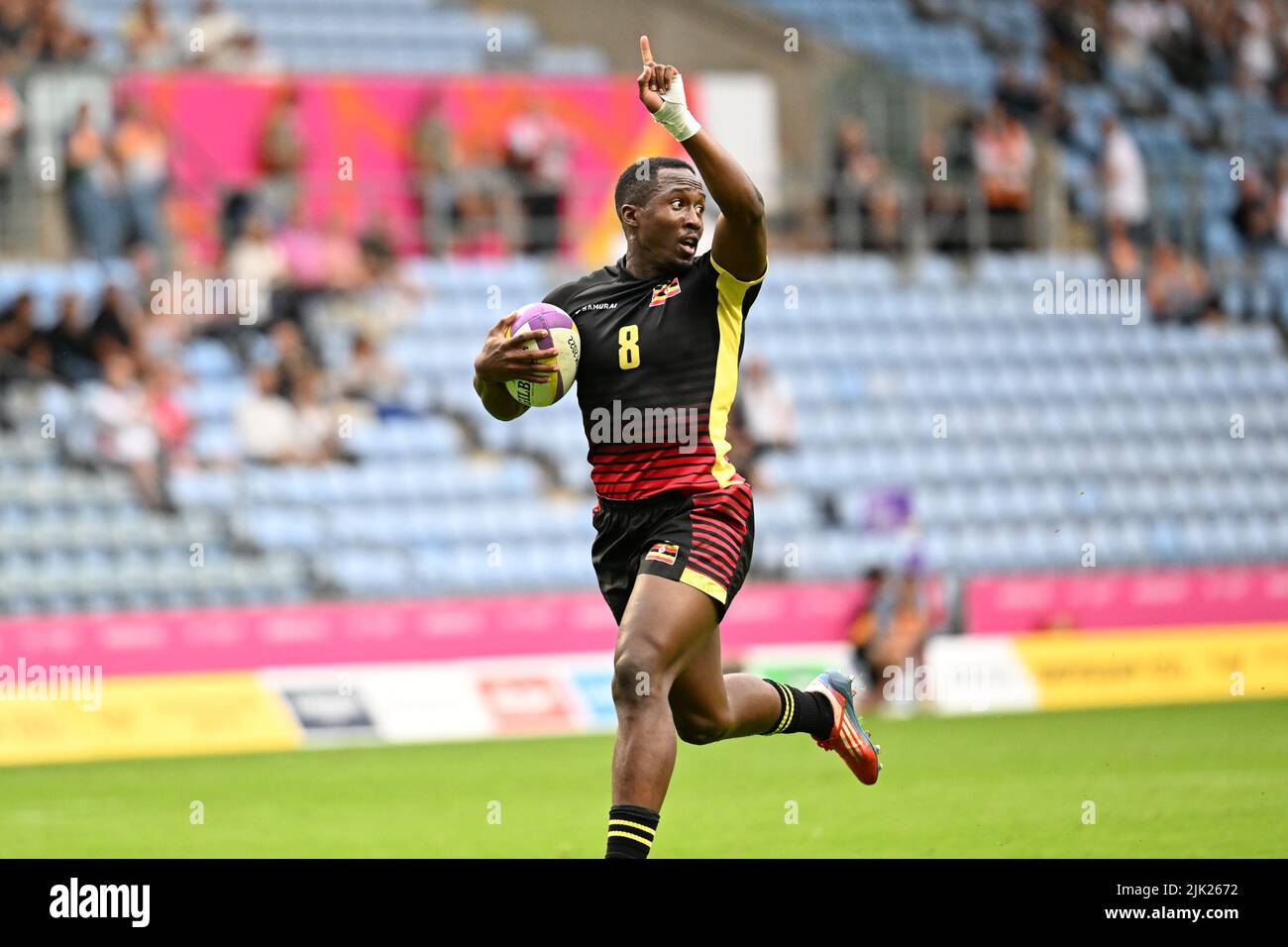 Desire Ayera aus Uganda versucht, die Führung gegen Australien während der Rugby Sevens bei den Commonwealth Games im Coventry Stadium am Freitag, dem 29.. Juli 2022, zu übernehmen. Kredit: MI Nachrichten & Sport /Alamy Live Nachrichten Stockfoto