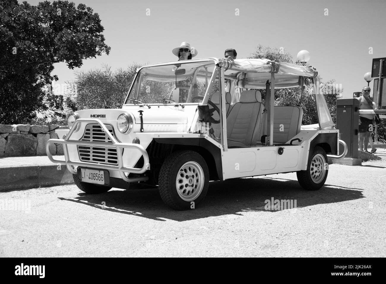 POLTU QUATU - ITALIEN - JUL 9 - 2022 : SPIAGGINA MINI MOKE Poltu Quatu Classic Stockfoto