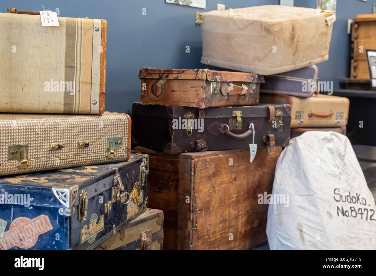 Granada, Colorado - das Amaché Museum in der Nähe des Weltkrieges 2 das japanische Internierungslager Amache zeigt Koffer, die Internierte mitgebracht haben, als sie ev Stockfoto