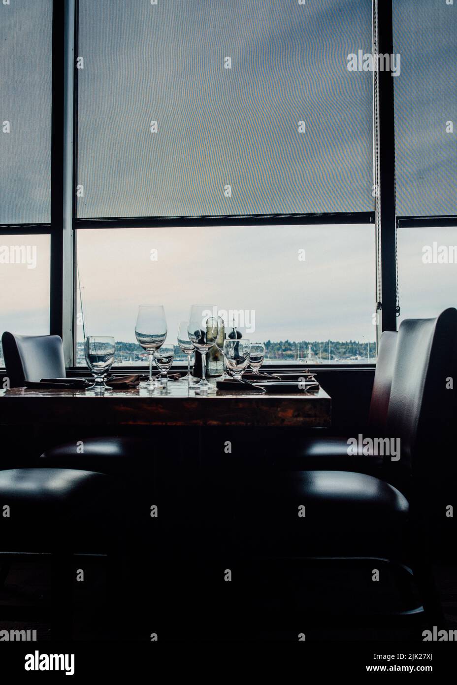 Am Meer, am Hafen, Tisch für vier Personen am Fenster Stockfoto