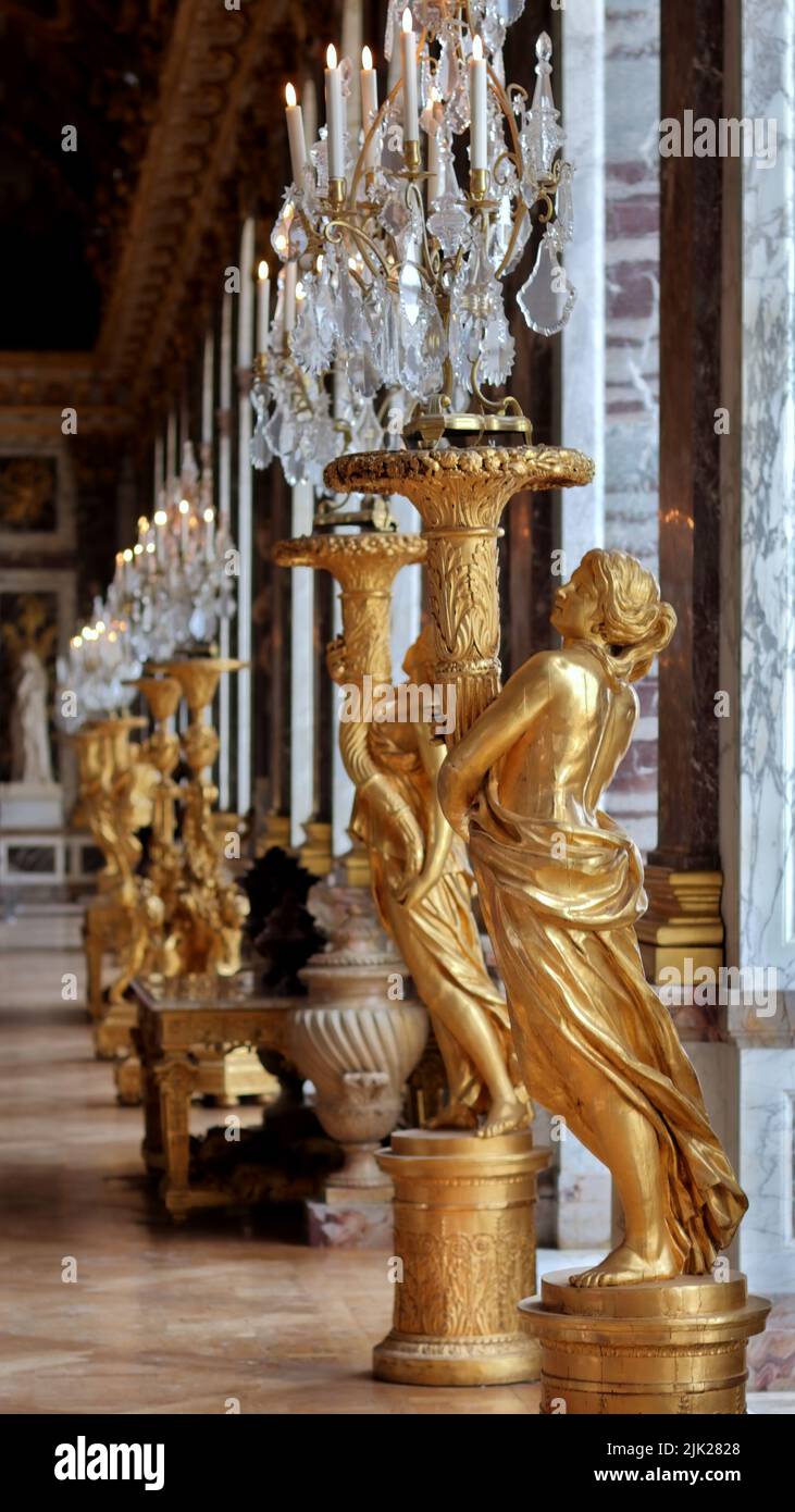 VERSAILLES / FRANKREICH - 16. Juni 2019: Innendekoration im Spiegelsaal im Schloss Versailles, Chateau de Versailles, in der Nähe von Paris, Frankreich Stockfoto