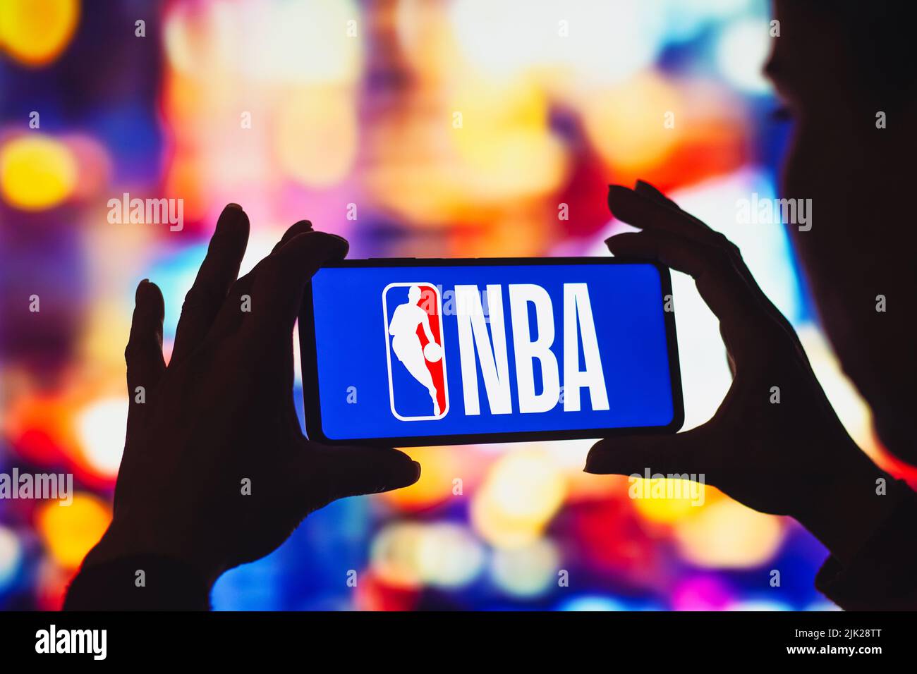 In dieser Abbildung wird das Logo der National Basketball Association (NBA) auf einem Smartphone-Bildschirm angezeigt. Stockfoto