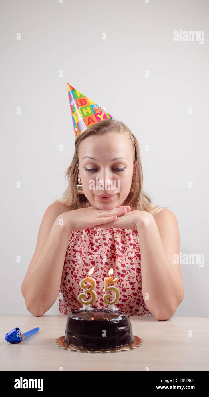 Geburtstag Alleine Feiern Keine Freunde Allein geburtstag -Fotos und -Bildmaterial in hoher Auflösung – Alamy