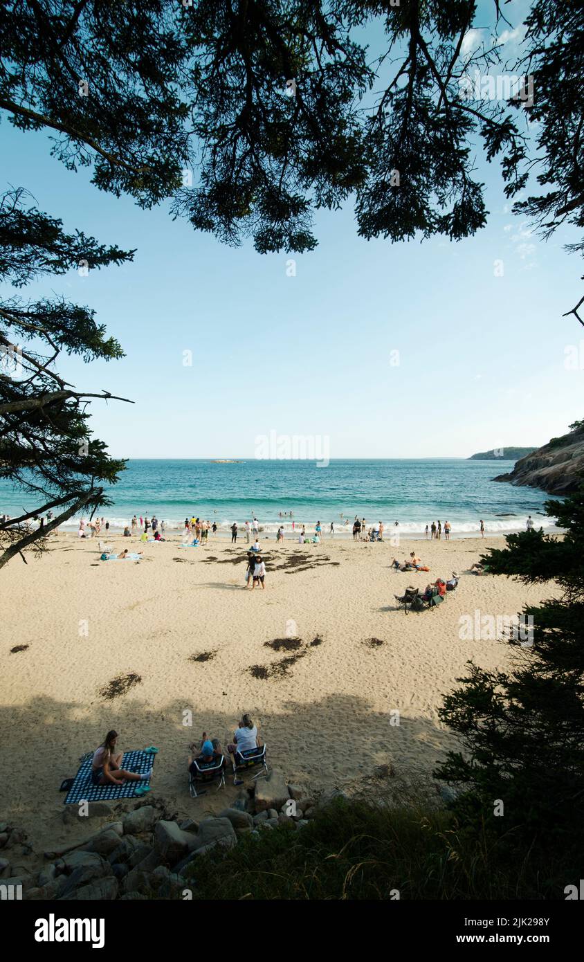 Sommerabend am Sand Beach im Acadia National Park, Maine, USA. Sand Beach, 7 Meilen (11 km) südlich der bekannten Sommerresort-Stadt Bar Harbor, Maine. Der kleine Strand liegt am Ostufer von Mount Desert Island im Acadia National Park an der nordöstlichen Atlantikküste. Stockfoto