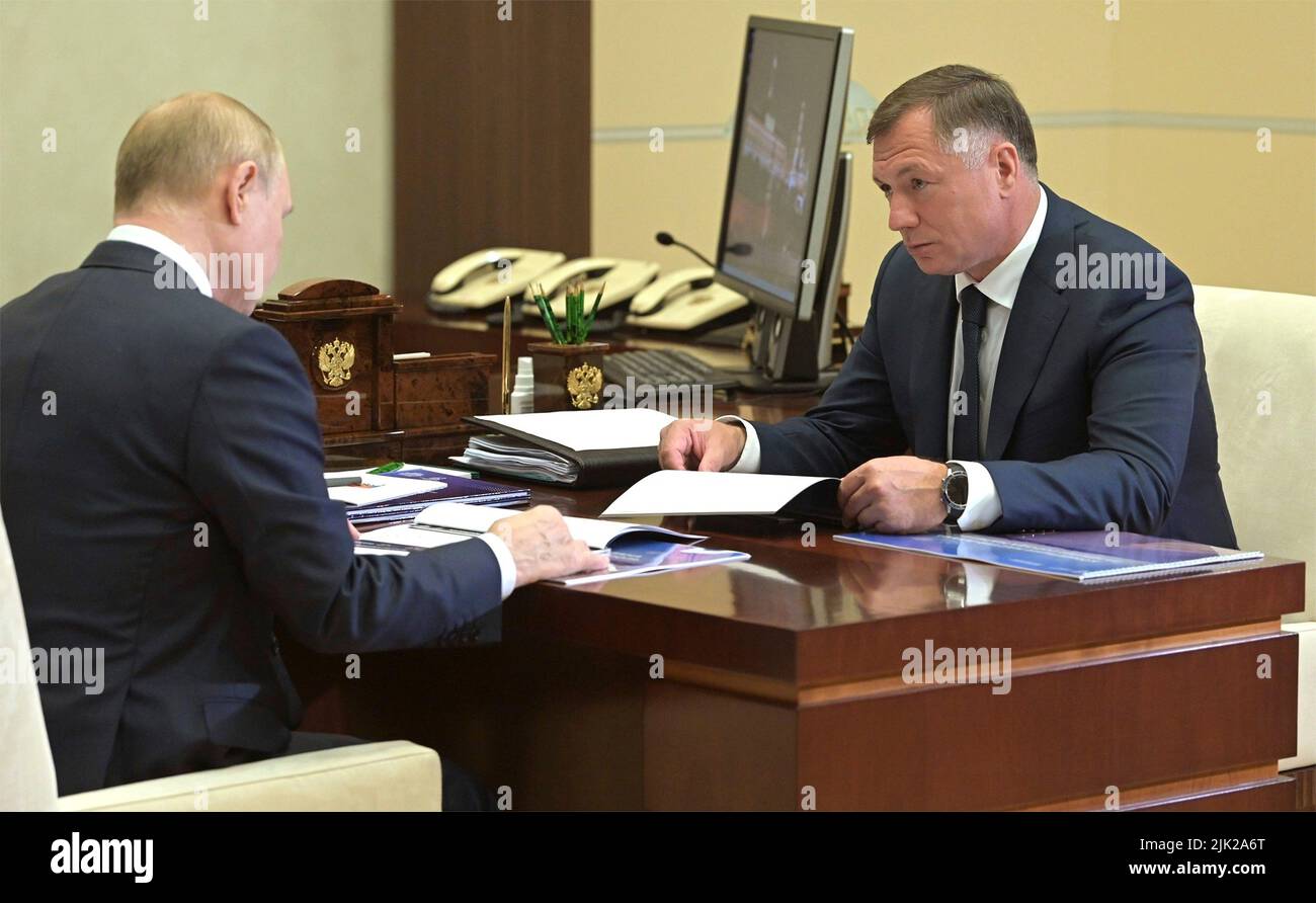 Moskau, Russland. 29.. Juli 2022. Der russische Präsident Wladimir Putin, links, trifft sich mit dem stellvertretenden Ministerpräsidenten Marat Khusnullin in der offiziellen Residenz des Präsidenten in Novo-Ogaryovo am 29. Juli 2022 außerhalb von Moskau, Russland, von Angesicht zu Angesicht. Khusnullin berichtete über die Pläne zum Wiederaufbau von Mariupol und anderen Orten in den Regionen Lugansk und Donezk, die während der russischen Invasion in der Ukraine gefangen genommen wurden. Quelle: Mikhail Klimentyev/Kremlin Pool/Alamy Live News Stockfoto