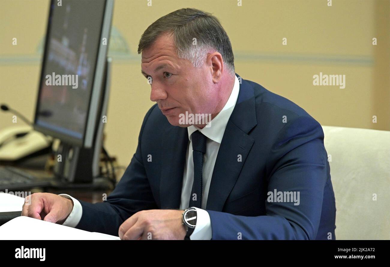 Moskau, Russland. 29.. Juli 2022. Der stellvertretende russische Premierminister Marat Khusnullin hört während eines persönlichen Treffens mit Präsident Wladimir Putin in der offiziellen Residenz des Präsidenten in Novo-Ogaryovo am 29. Juli 2022 außerhalb von Moskau, Russland, zu. Khusnullin berichtete über die Pläne zum Wiederaufbau von Mariupol und anderen Orten in den Regionen Lugansk und Donezk, die während der russischen Invasion in der Ukraine gefangen genommen wurden. Quelle: Mikhail Klimentyev/Kremlin Pool/Alamy Live News Stockfoto