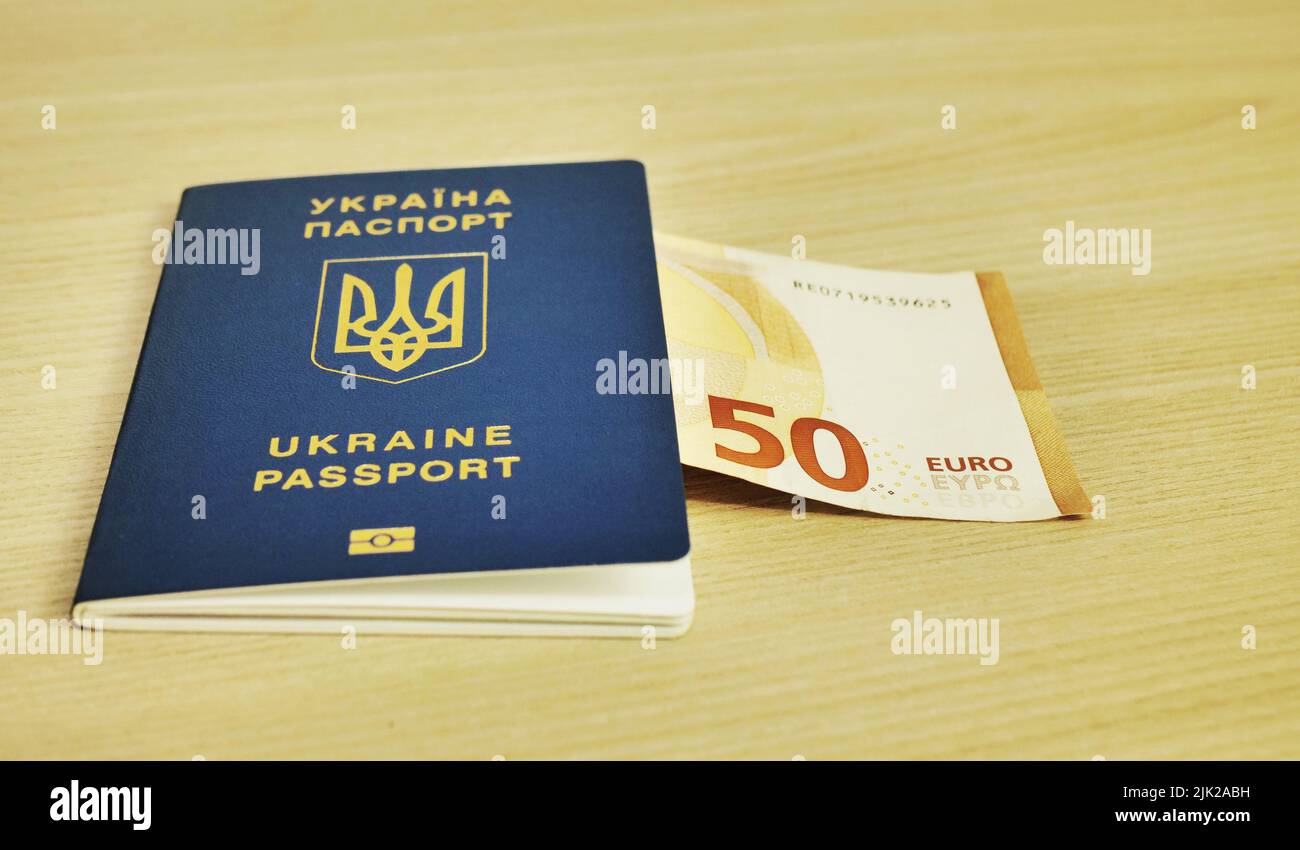 Ukrainischer biometrischer Reisepass-id, um das Europa ohne Visum auf dem Tisch zu reisen. Inschrift in der ukrainischen Ukraine Passpor Stockfoto