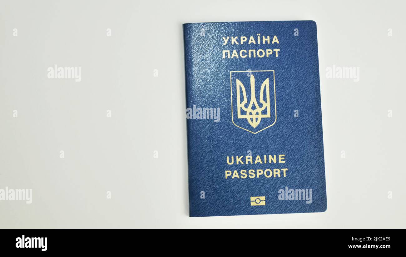 Ukrainischer biometrischer Reisepass-id, um das Europa ohne Visum auf dem Tisch zu reisen. Inschrift in der ukrainischen Ukraine Passpor Stockfoto