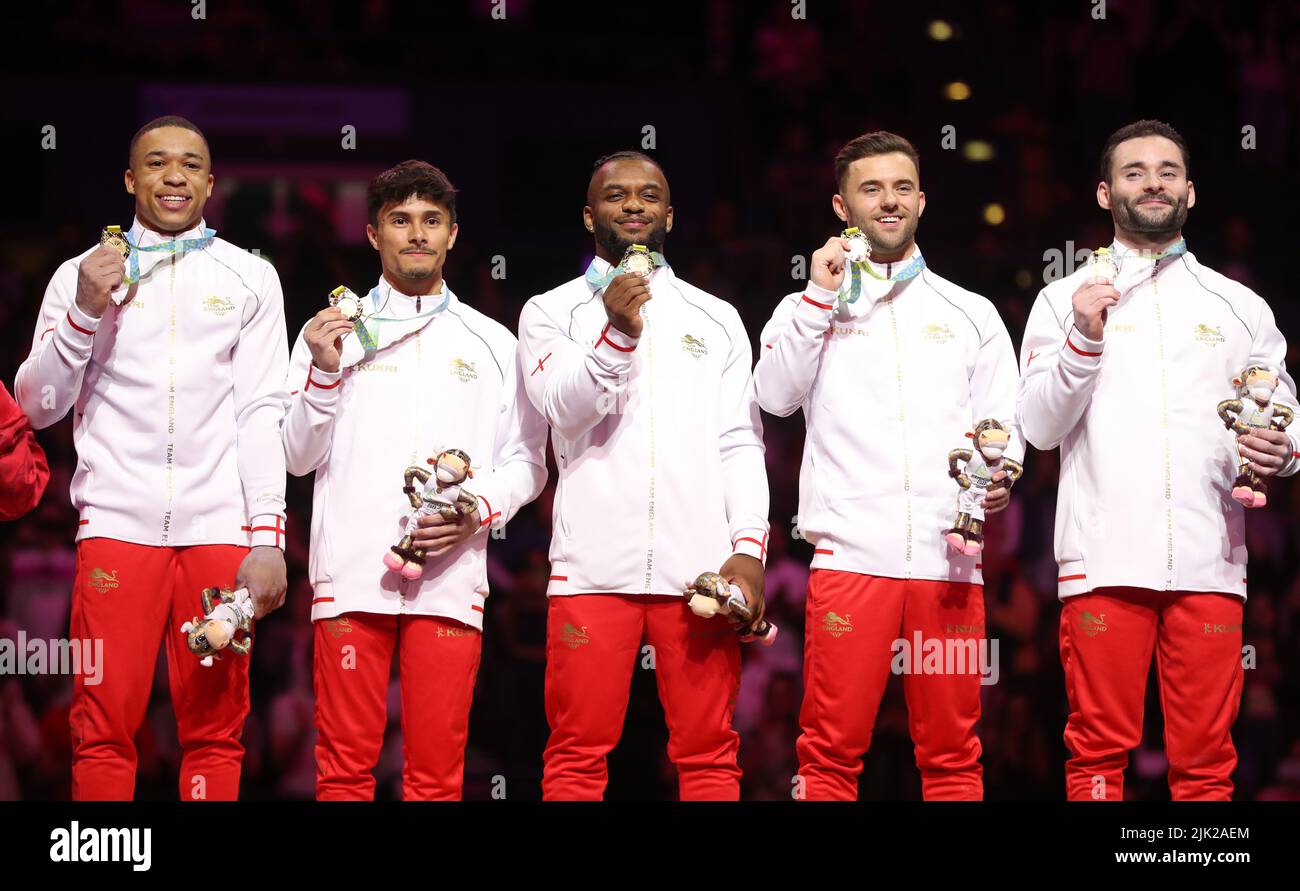 Birmingham, Großbritannien. 29.. Juli 2022. Das englische Team feiert, nachdem es beim Finale der Turn-Herren-Mannschaft am ersten Tag der Commonwealth Games in Birmingham Gold gewonnen hat. Kredit: Paul Terry Foto/Alamy Live Nachrichten Stockfoto