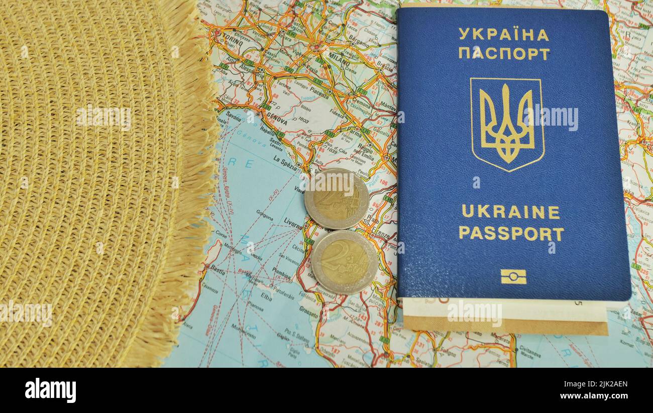 Übersetzung: Ukraine, Pass. Ukrainische Pässe sind auf der Weltkarte. Reisekonzept. Stockfoto